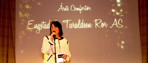 Inger Nerdrum, deler ut prisen for Årets Comfortør