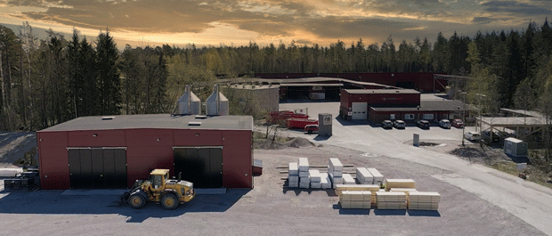 Bygger et av Sveriges største takmonterte solcelleanlegg