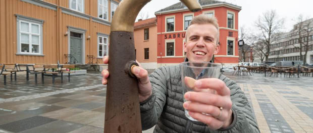 Jon Kristian (24) fulgte drikkevannet fra kilden til krana med lite brukt metode